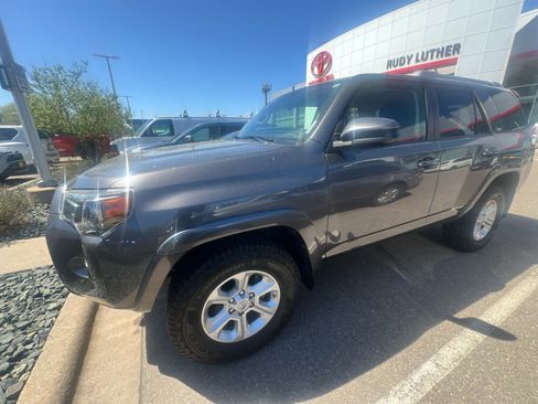 Used 2018 Toyota 4Runner SR5 AWD/4WD image 3