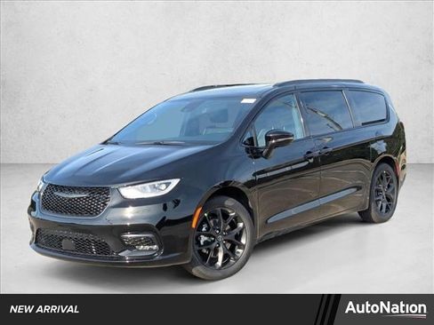 New 2026 Chrysler Pacifica Limited image 1