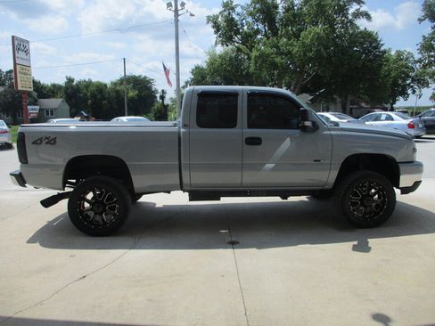 Used 2005 Chevrolet Silverado 2500 LS w/ Heavy-Duty Power Package AWD/4WD image 2