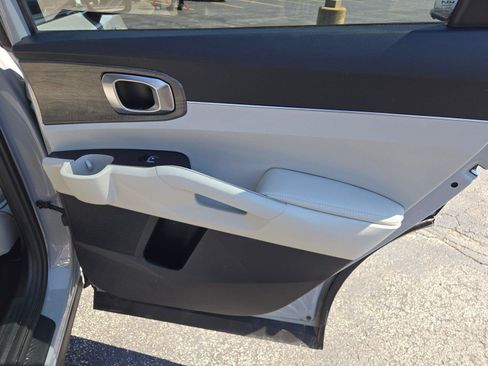Used 2022 Kia Sorento EX w/ Panoramic Sunroof Package FWD image 9