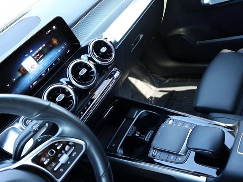 Used 2023 Mercedes-Benz GLB 250 4MATIC image 19