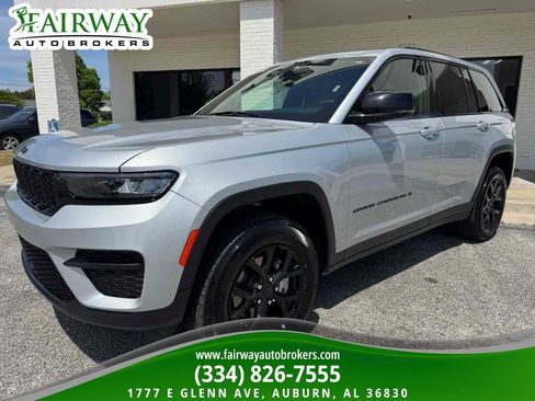 Used 2025 Jeep Grand Cherokee Altitude image 2