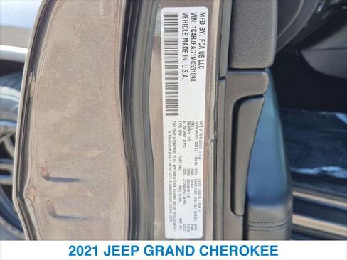 Used 2021 Jeep Grand Cherokee Laredo AWD/4WD image 26