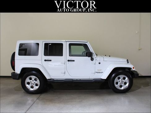 Used 2015 Jeep Wrangler Unlimited Sahara w/ Connectivity Group AWD/4WD image 8