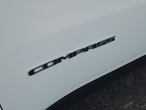 Used 2018 Jeep Compass Latitude w/ Cold Weather Group AWD/4WD image 6