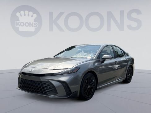 Used 2025 Toyota Camry SE FWD image 1