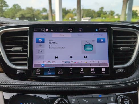 Used 2023 Chrysler Pacifica Limited FWD image 23