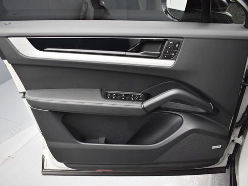 Used 2024 Porsche Cayenne Coupe image 10