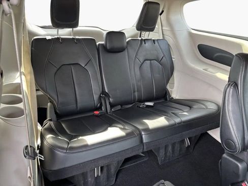 Used 2024 Chrysler Pacifica Touring-L image 30