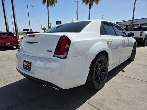 Used 2022 Chrysler 300 Touring L RWD image 6