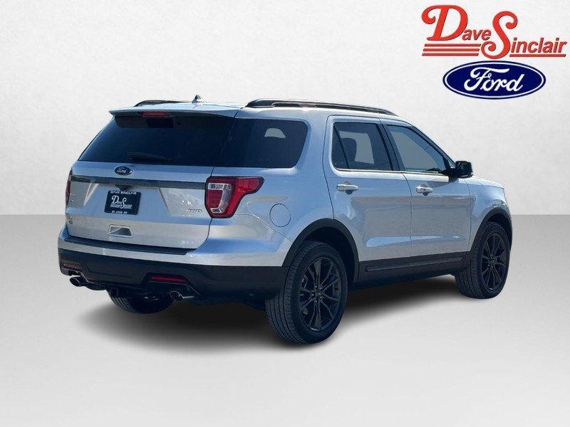 Used 2018 Ford Explorer XLT w/ Equipment Group 202A AWD/4WD image 7