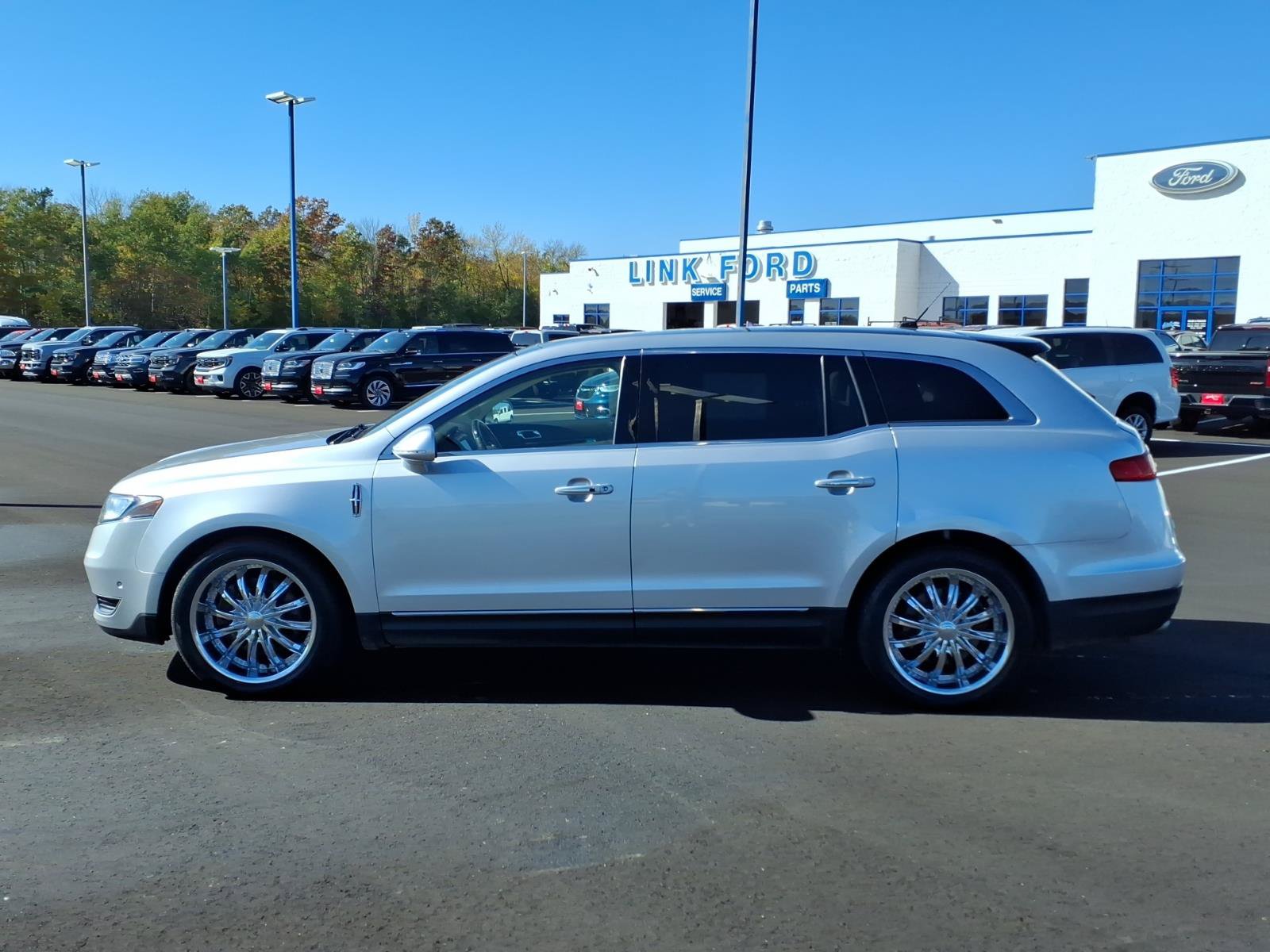 Used 2017 Lincoln MKT AWD w/ Technology Package image 2