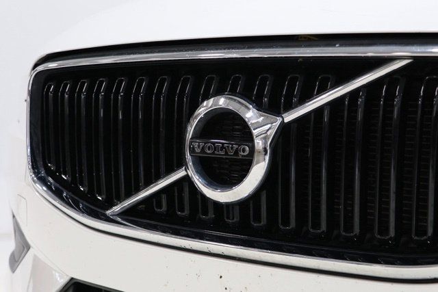 Used 2018 Volvo XC60 T5 Momentum w/ Vision Package AWD/4WD image 8