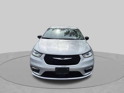 Used 2024 Chrysler Pacifica Touring-L FWD image 2