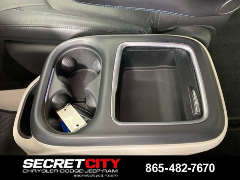 Used 2021 Chrysler Pacifica Touring-L FWD image 24