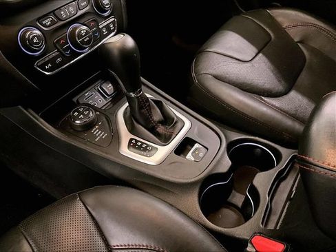 Used 2015 Jeep Cherokee Trailhawk w/ Comfort/Convenience Group AWD/4WD image 17
