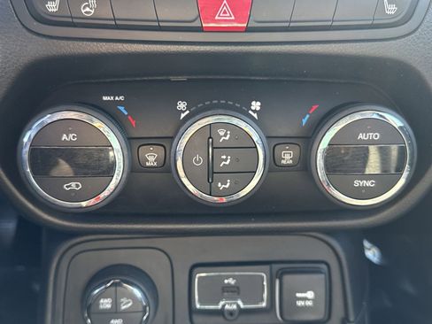 Used 2016 Jeep Renegade Trailhawk w/ Premium Trailhawk Package image 21