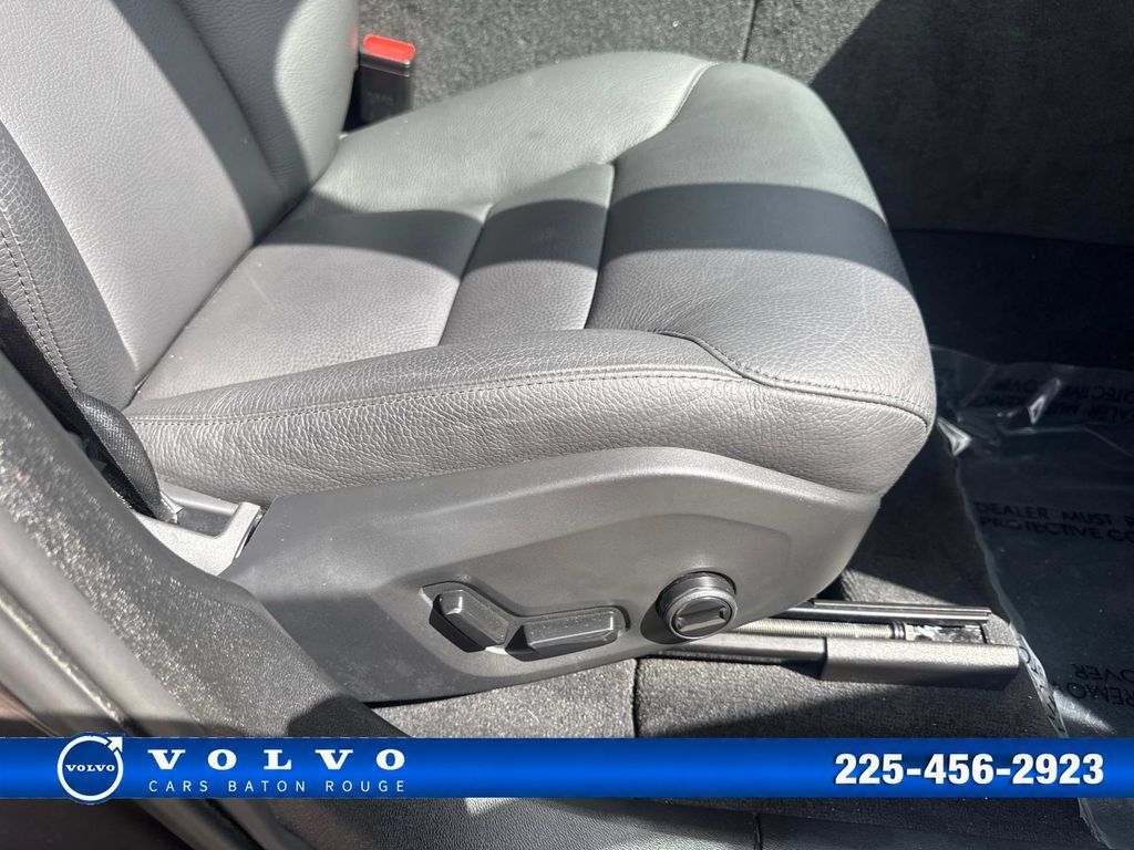 Used 2025 Volvo XC60 B5 Plus AWD/4WD image 15