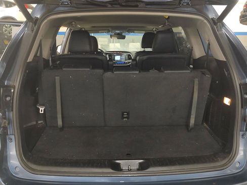 Used 2019 Toyota Highlander XLE AWD/4WD image 24