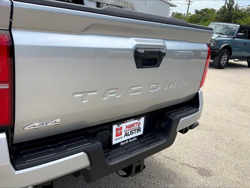 Used 2025 Toyota Tacoma SR5 AWD/4WD image 28