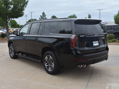 Used 2025 Chevrolet Suburban Z71 AWD/4WD image 7