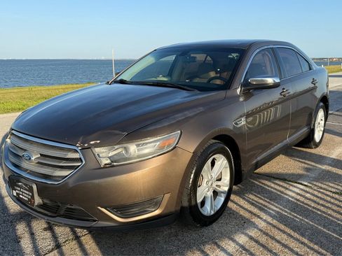 Used 2015 Ford Taurus SE FWD image 1