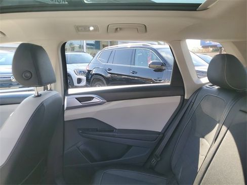 Certified 2025 Volkswagen Taos SE w/ Panoramic Sunroof Package image 10