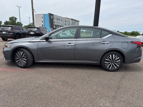 Used 2025 Nissan Altima 2.5 SV FWD image 4