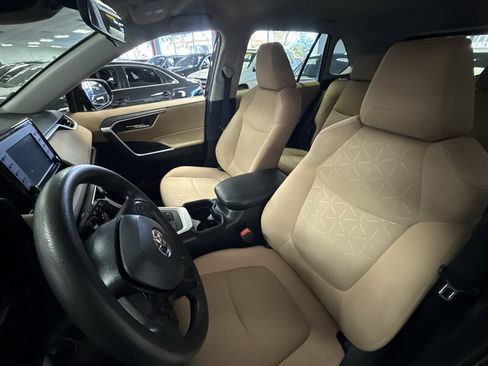 Used 2020 Toyota RAV4 XLE AWD/4WD image 16