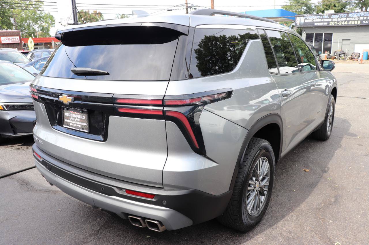 Used 2025 Chevrolet Traverse LT FWD image 5