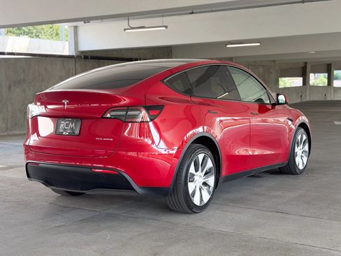 Used 2022 Tesla Model Y Long Range AWD/4WD image 5