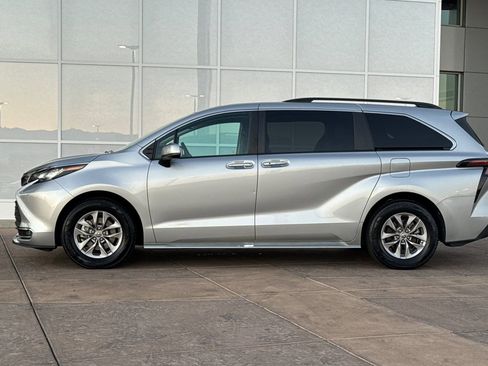 Certified 2023 Toyota Sienna XLE image 8