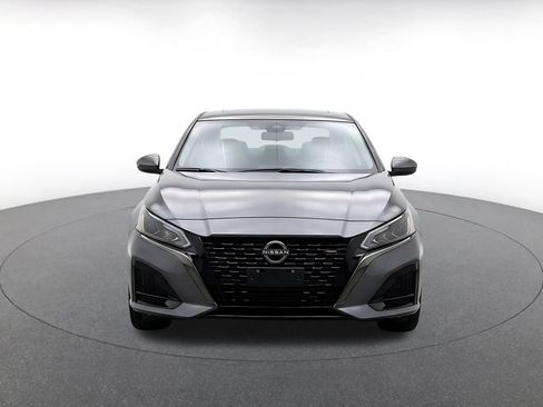 Used 2025 Nissan Altima 2.5 SV FWD image 2