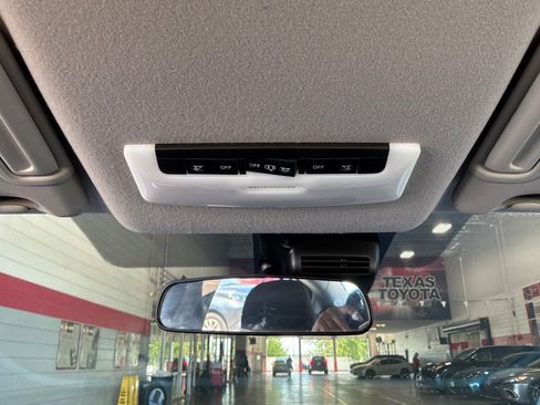 Used 2025 Nissan Versa SV FWD image 15