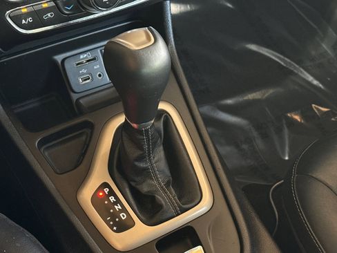 Used 2015 Jeep Cherokee Limited image 16