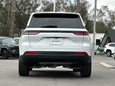 Used 2024 Jeep Grand Cherokee Altitude RWD image 4