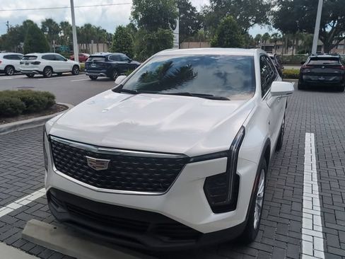 Used 2024 Cadillac XT4 Luxury w/ Cold Weather Package FWD image 2