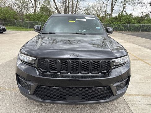 Used 2023 Jeep Grand Cherokee Altitude image 2