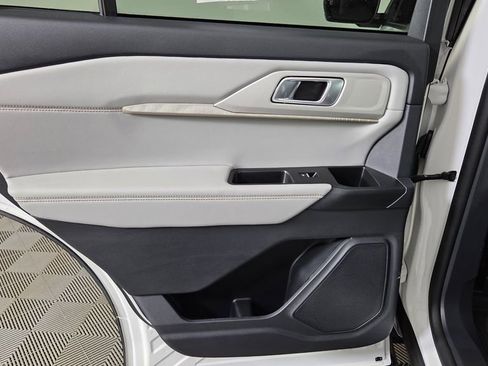 Used 2025 Ford Explorer Active w/ Active Comfort Package image 29