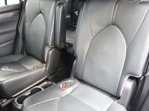 Used 2022 Toyota Highlander Limited image 18