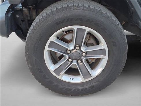 Used 2018 Jeep Wrangler Unlimited Sahara AWD/4WD image 9