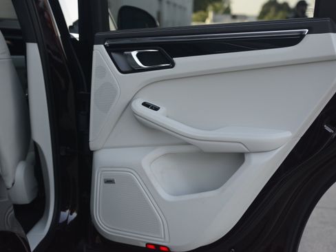 Certified 2026 Porsche Macan AWD/4WD image 34
