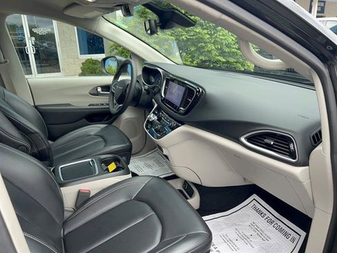 Used 2023 Chrysler Pacifica Touring-L FWD image 13
