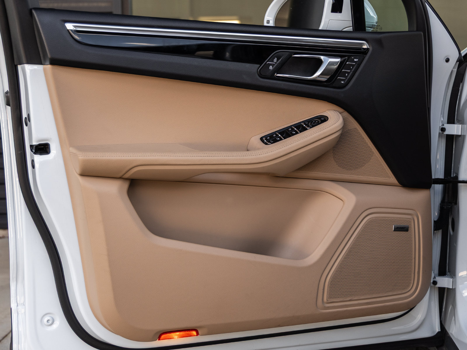 Certified 2024 Porsche Macan AWD/4WD image 22