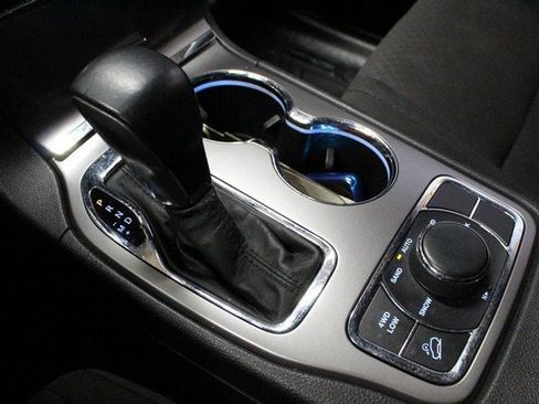 Used 2019 Jeep Grand Cherokee Laredo image 28