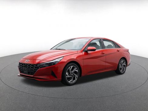 Used 2025 Hyundai Elantra Limited FWD image 3