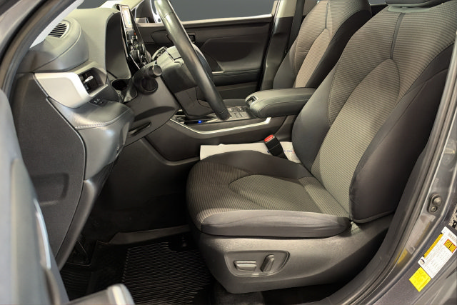 Used 2021 Toyota Highlander LE AWD/4WD image 9