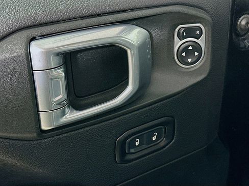 Used 2022 Jeep Wrangler Unlimited Sahara image 19