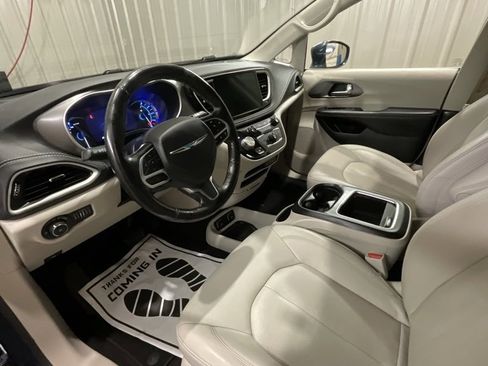 Used 2021 Chrysler Pacifica Touring-L image 9