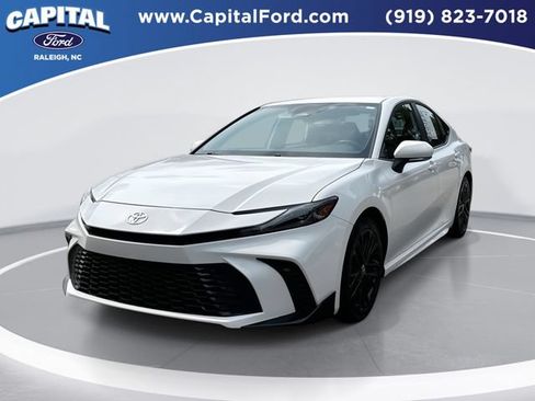 Used 2025 Toyota Camry SE w/ Convenience Package FWD image 1